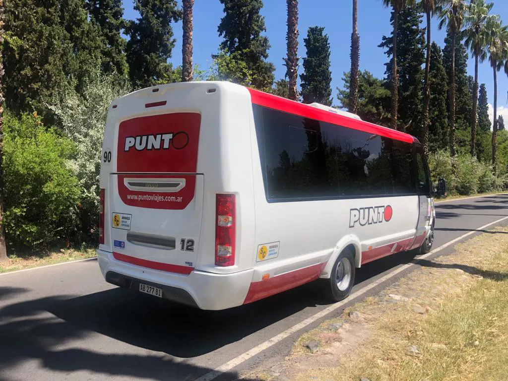 minibus-costado-cola