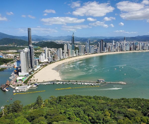 Balneário_Camboriú_from_Unipraias_Park_2023-04-02
